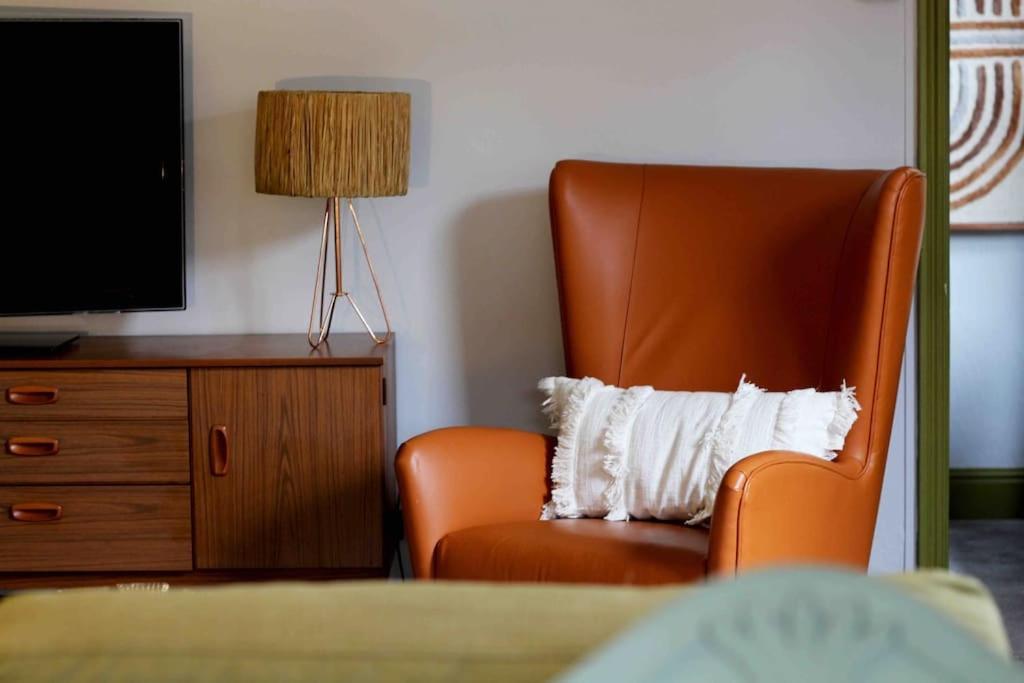 Lincoln Freshly Renovated Common Views Apartment *